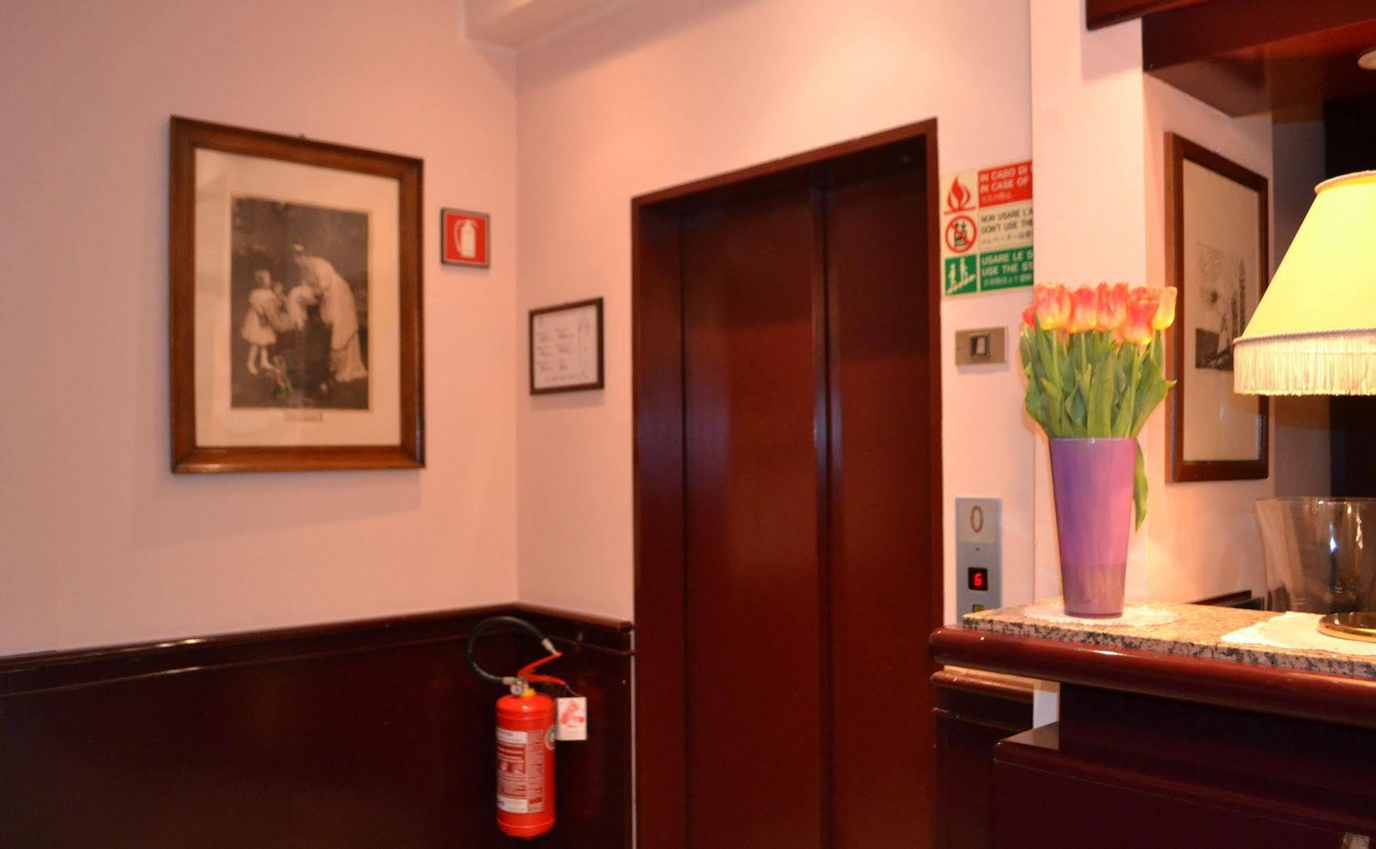 Buenos Aires Hotel Милано Екстериор снимка